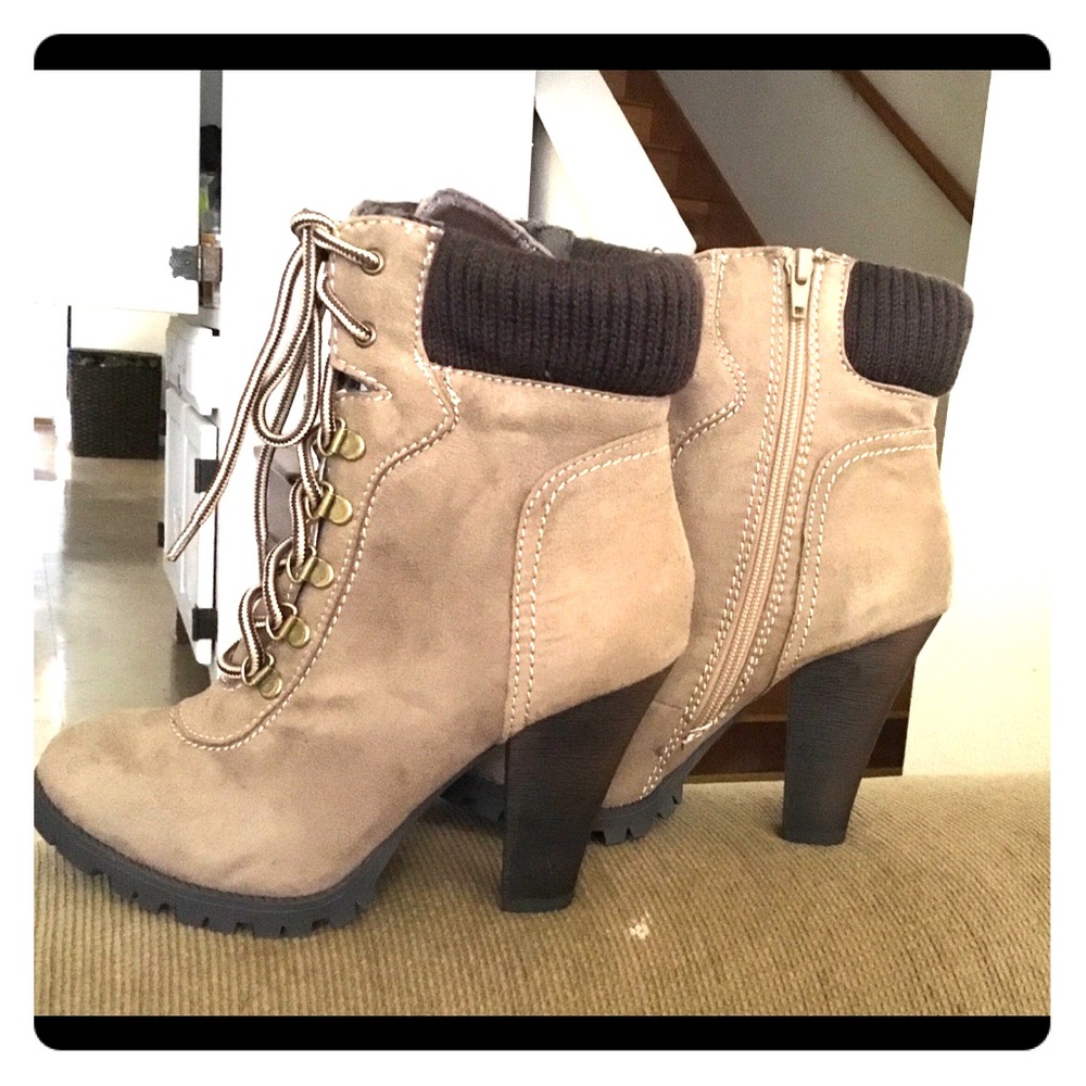 Sporty lace up heeled boots